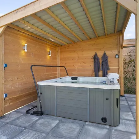 Holiday home Oude Nieuwlandseweg 33 - Ouddorp - Villa Mastlo Met 2 Jacuzzi'S - Not For Companies